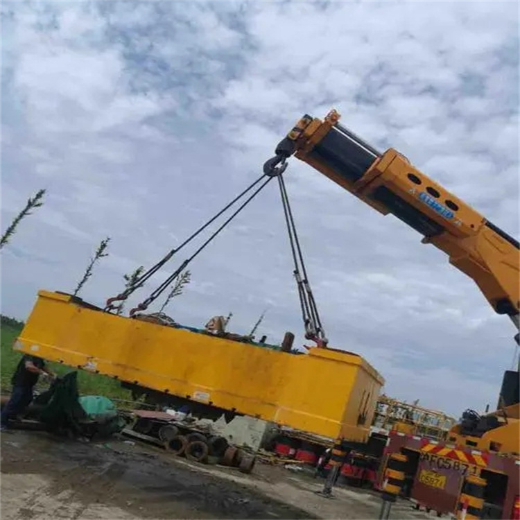 郭河镇吊运集装箱的吊车